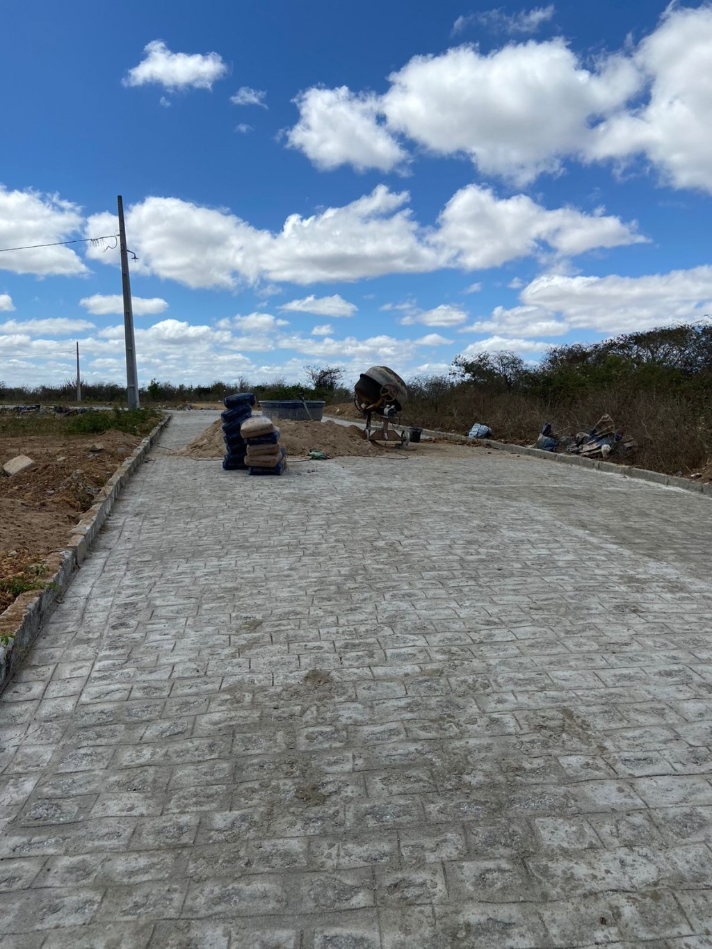 Prefeito Jarson acompanha finalização em pavimentação q da acesso a Escola José Rolderick.