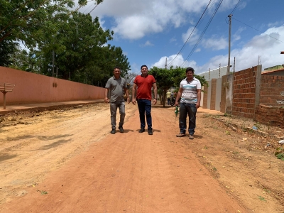 PREFEITURA INICIA AS OBRAS DE TERRAPLANAGEM NA RUA MANUEL JOÃO FILHO PARA PAVIMENTAÇÃO