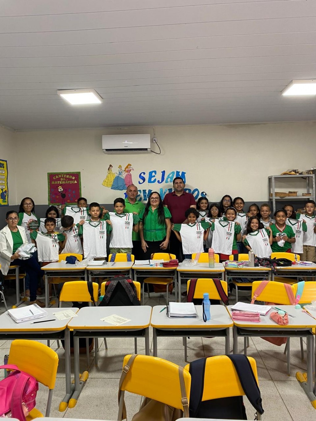 O Prefeito Jarson Santos, em Parceria com a Secretária de Educação Maria Aldenora realizaram a distribuição de Fardamentos para toda Rede Municipal.