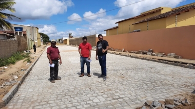 Prefeito Jarson visita obras de pavimentação na rua Menésio Dantas