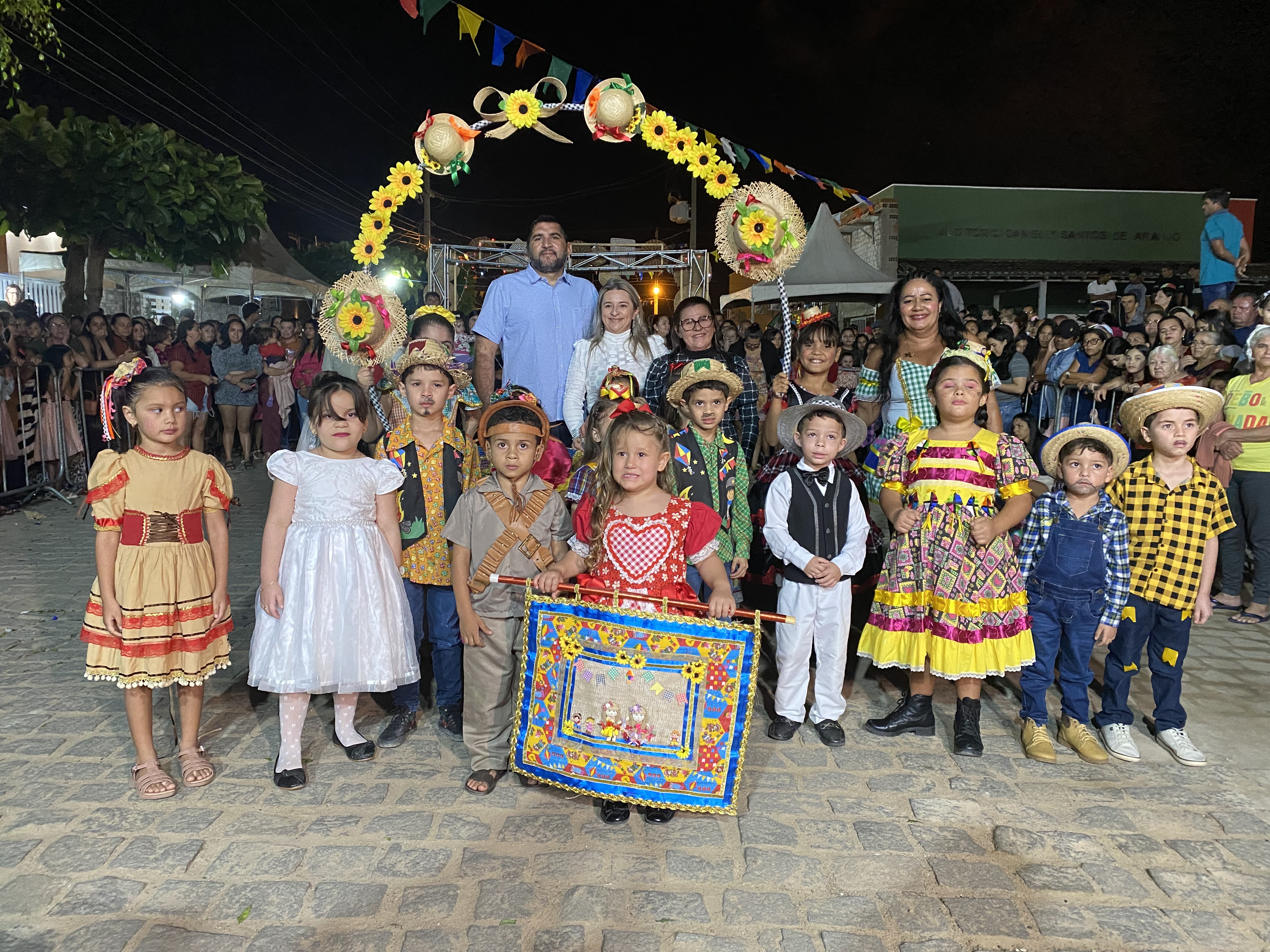 Prefeitura Municipal de Nova Floresta realiza mais uma noite do São João de Bairros 2024 na escola Maria Elenilda