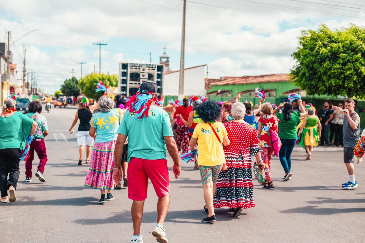 Viver Bem Folia leva alegria e animação ao Carnaval dos Idosos em Nova Floresta