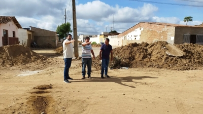 Prefeito Jarson acompanha obras de pavimentação da rua Antônio Maximino
