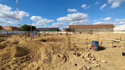 Prefeito Jarson acompanha obras de construção da Escola Deputado José Pereira