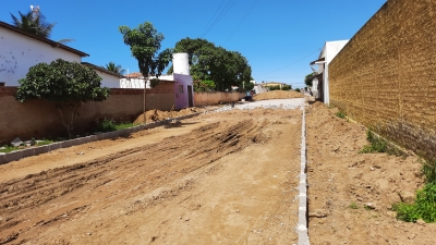Prefeito Jarson acompanha obras de pavimentação da rua Menésio Dantas