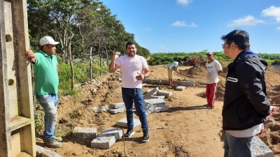 Prefeito Jarson acompanha obras de pavimentação de trecho da rua João Nilo Dantas