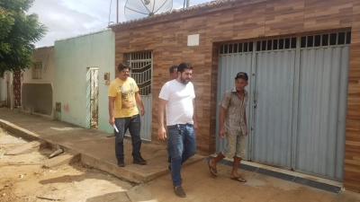Prefeito Jarson visita obras de pavimentação de ruas no bairro Pau Brasil