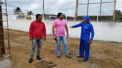 Prefeito Jarson acompanha obras de construção de Auditório anexo à Escola Delane Santos