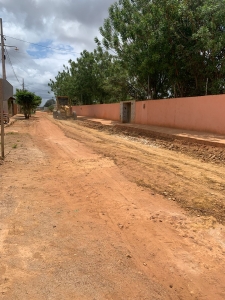 PREFEITURA INICIA AS OBRAS DE TERRAPLANAGEM NA RUA MANUEL JOÃO FILHO PARA PAVIMENTAÇÃO