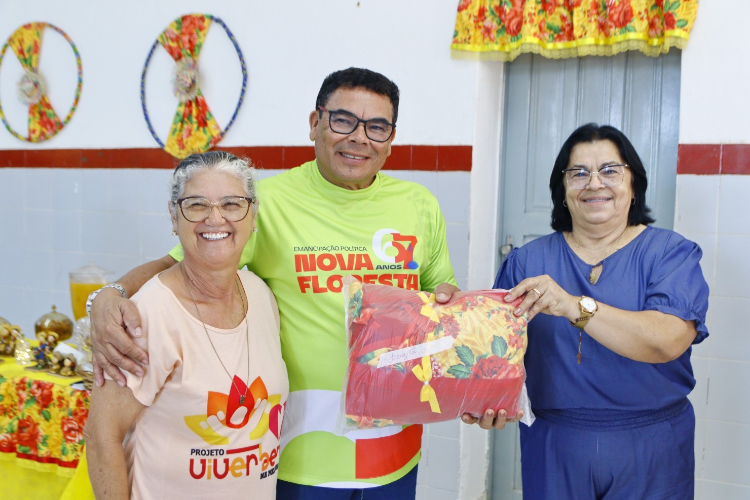 Idosas do CRAS recebem figurinos para apresentações juninas da programação de emancipação política