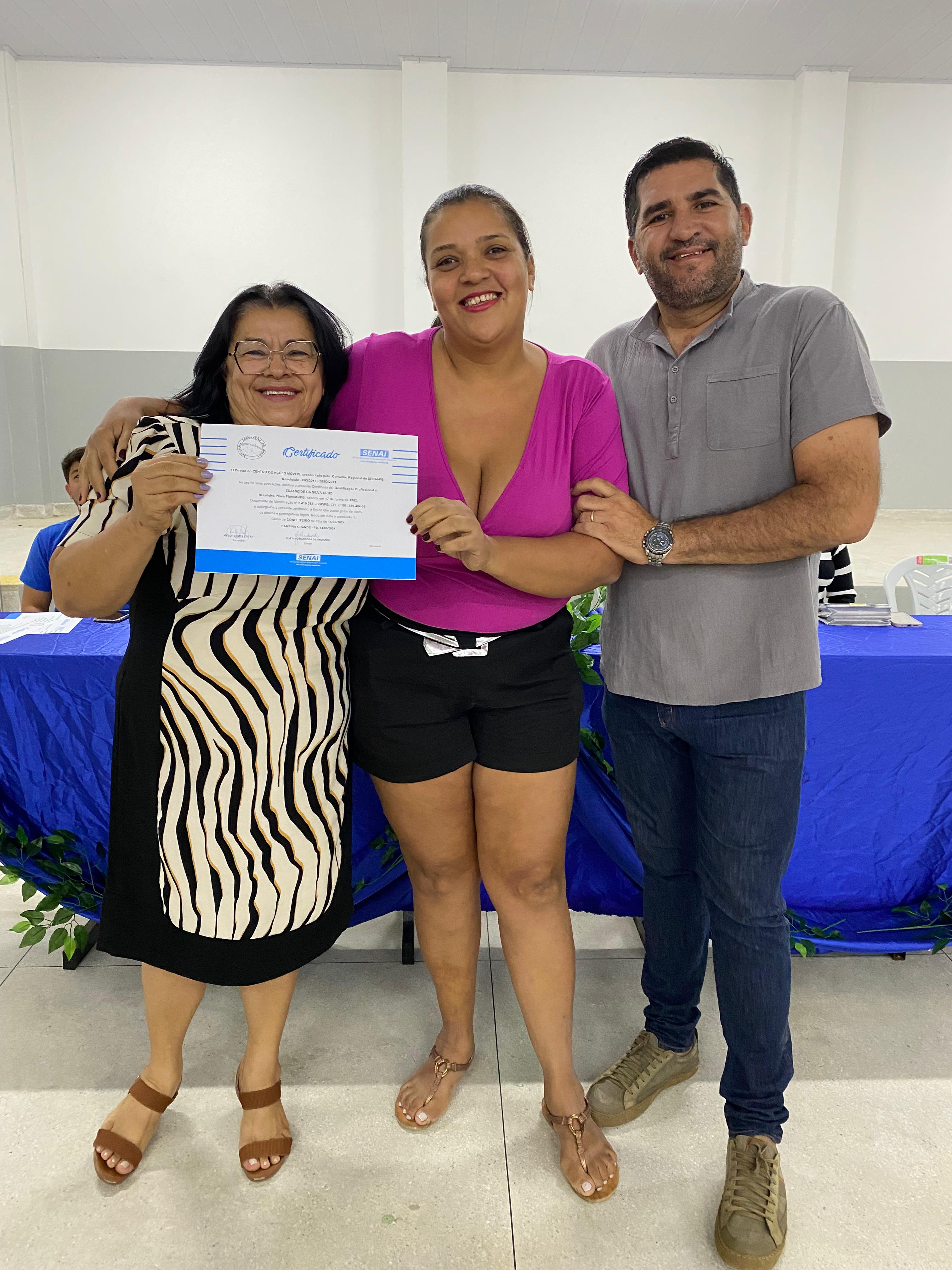 Prefeitura de Nova Floresta realiza entrega de Certificados de Conclusão de Curso Profissionalizante de Confeiteira pelo SENAI