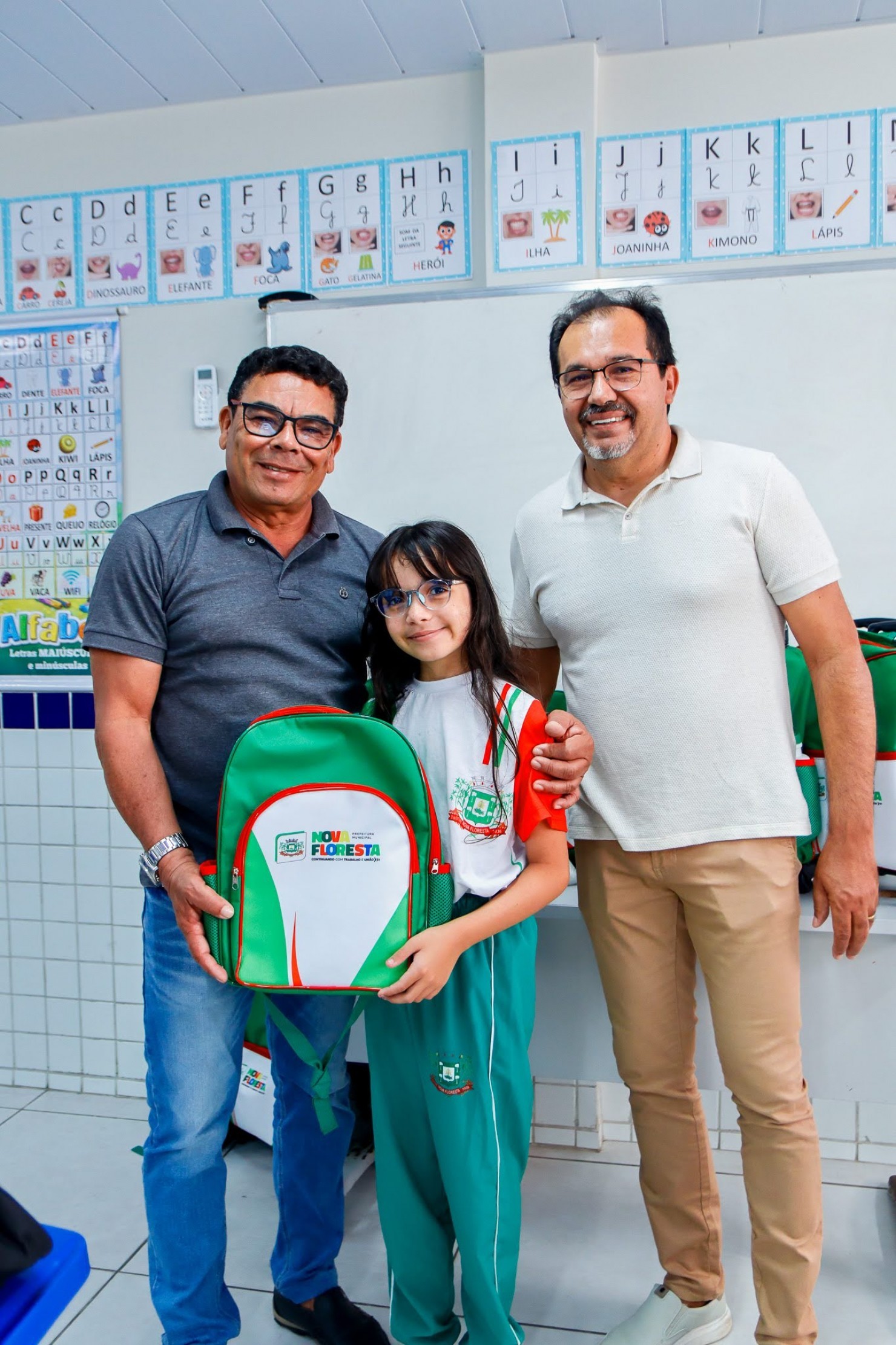 Prefeitura de Nova Floresta inicia distribuição de mais de 1.600 kits escolares para alunos da rede municipal