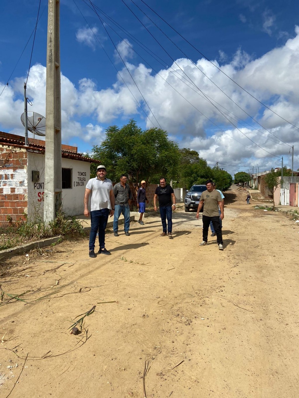 Prefeito Jarson Santos acompanha mais uma obra de pavimentação em paralelepípedo.