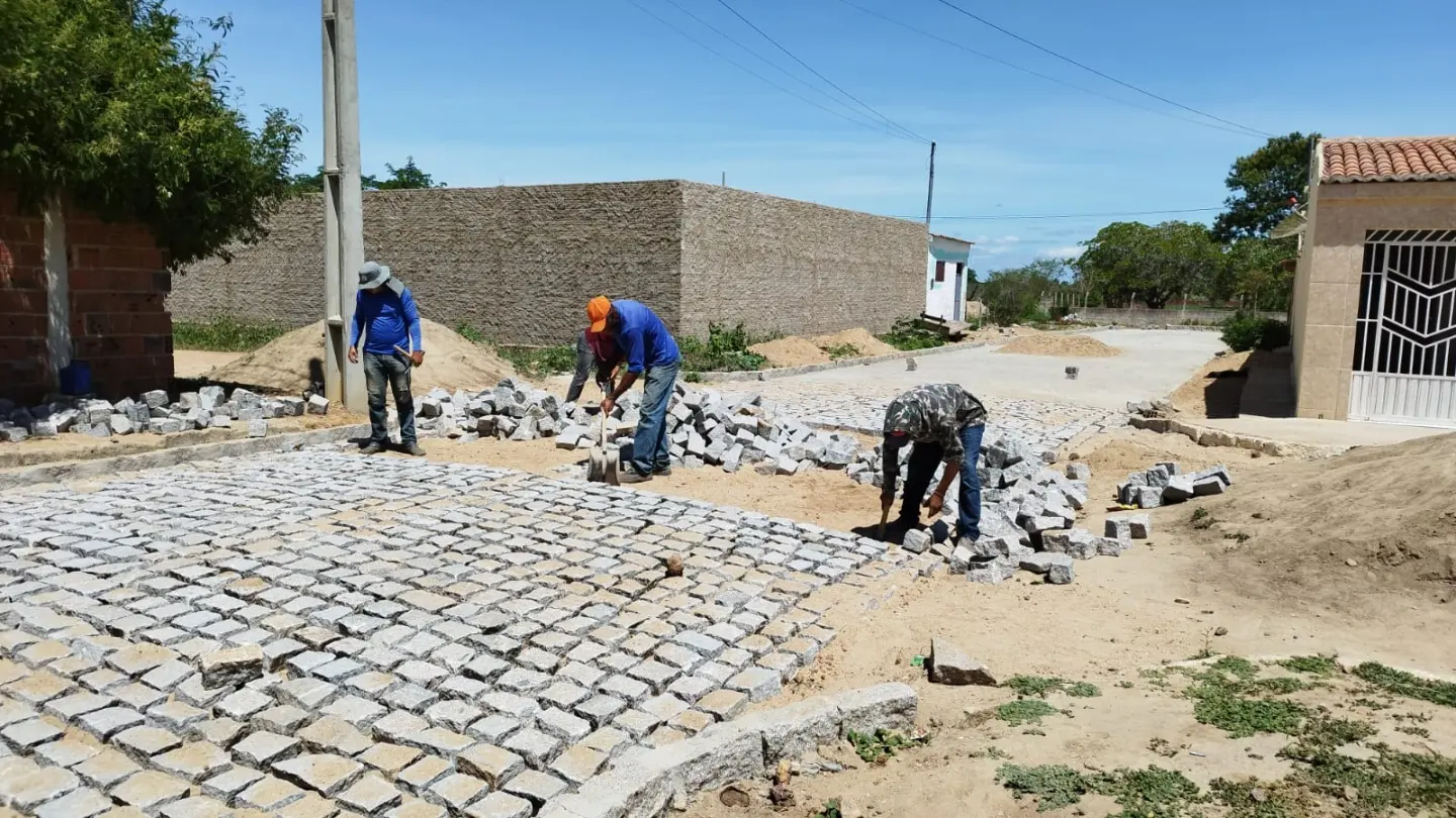 Prefeito Jarson visita obras de pavimentação da rua Paulo Batista