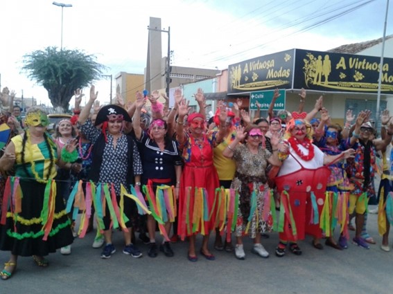 Projeto Ginástica faz bloco de Carnaval com a terceira idade