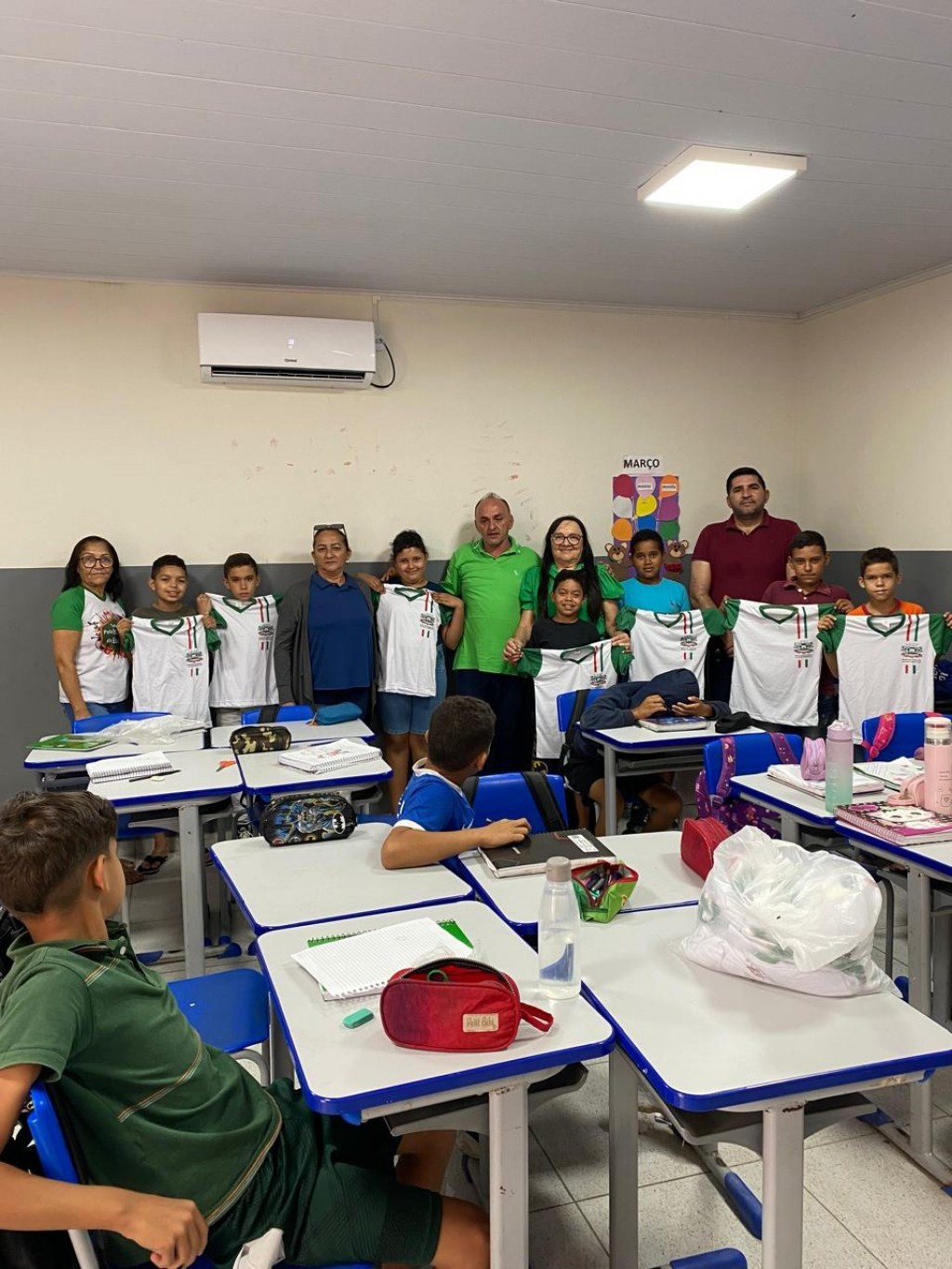 O Prefeito Jarson Santos, em Parceria com a Secretária de Educação Maria Aldenora realizaram a distribuição de Fardamentos para toda Rede Municipal.