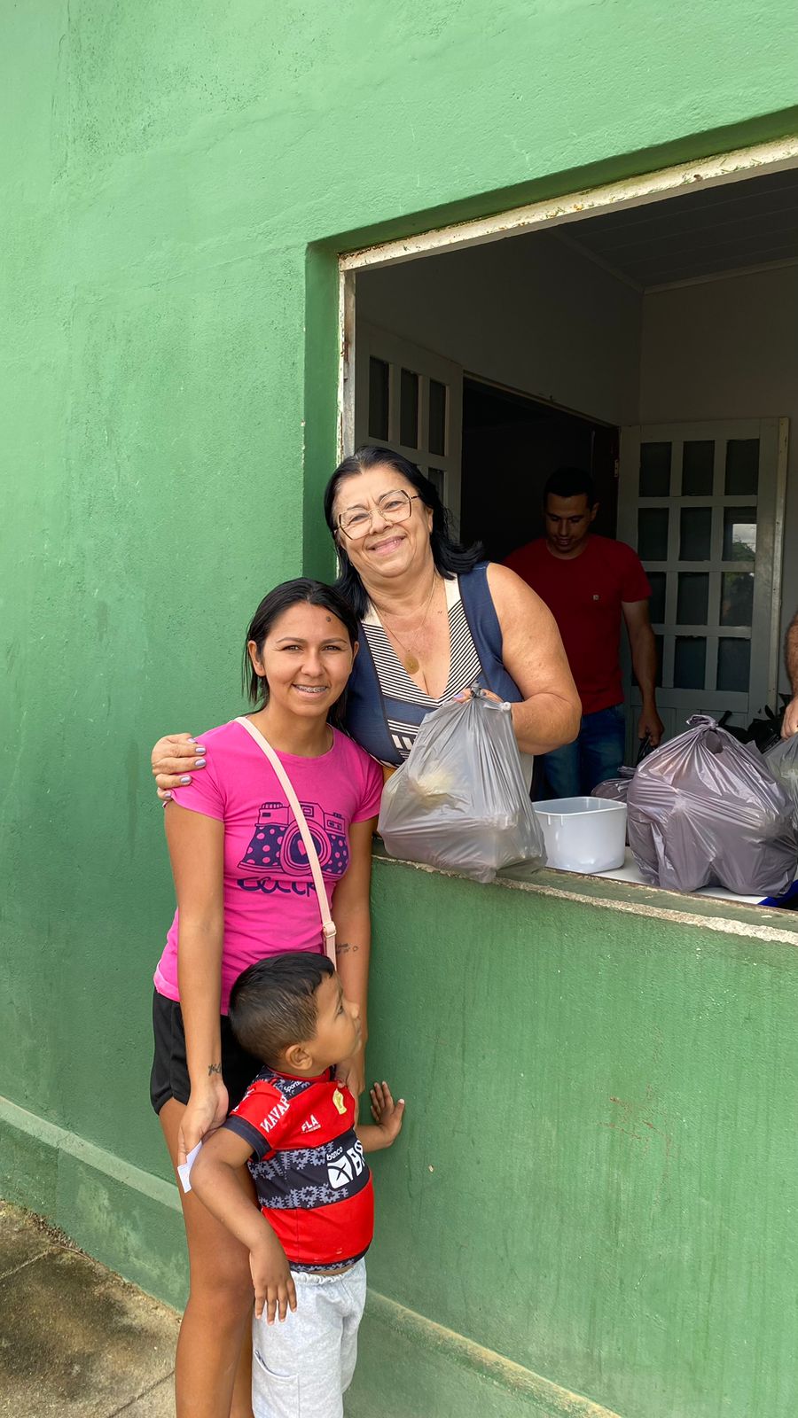 Secretaria de Assistência Social, juntamente com a Prefeitura Municipal de Nova Floresta realizaram mais uma entrega de alimentos através do PAA