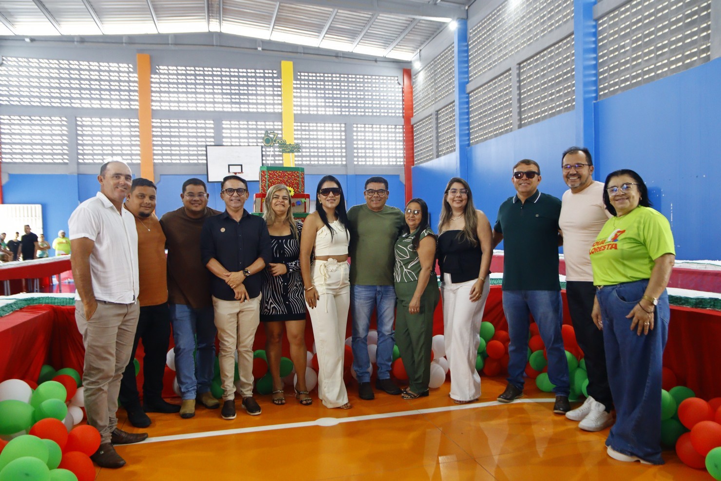 Nova Floresta celebra 67 anos com alvorada festiva e corte do tradicional bolo gigante