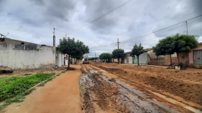 Rua Emídio Evaristo dos Santos começa a receber terraplenagem para pavimentação asfáltica da PB-151