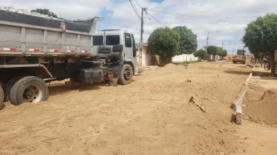 Prefeito Jarson visita obras de pavimentação de ruas no bairro Pau Brasil