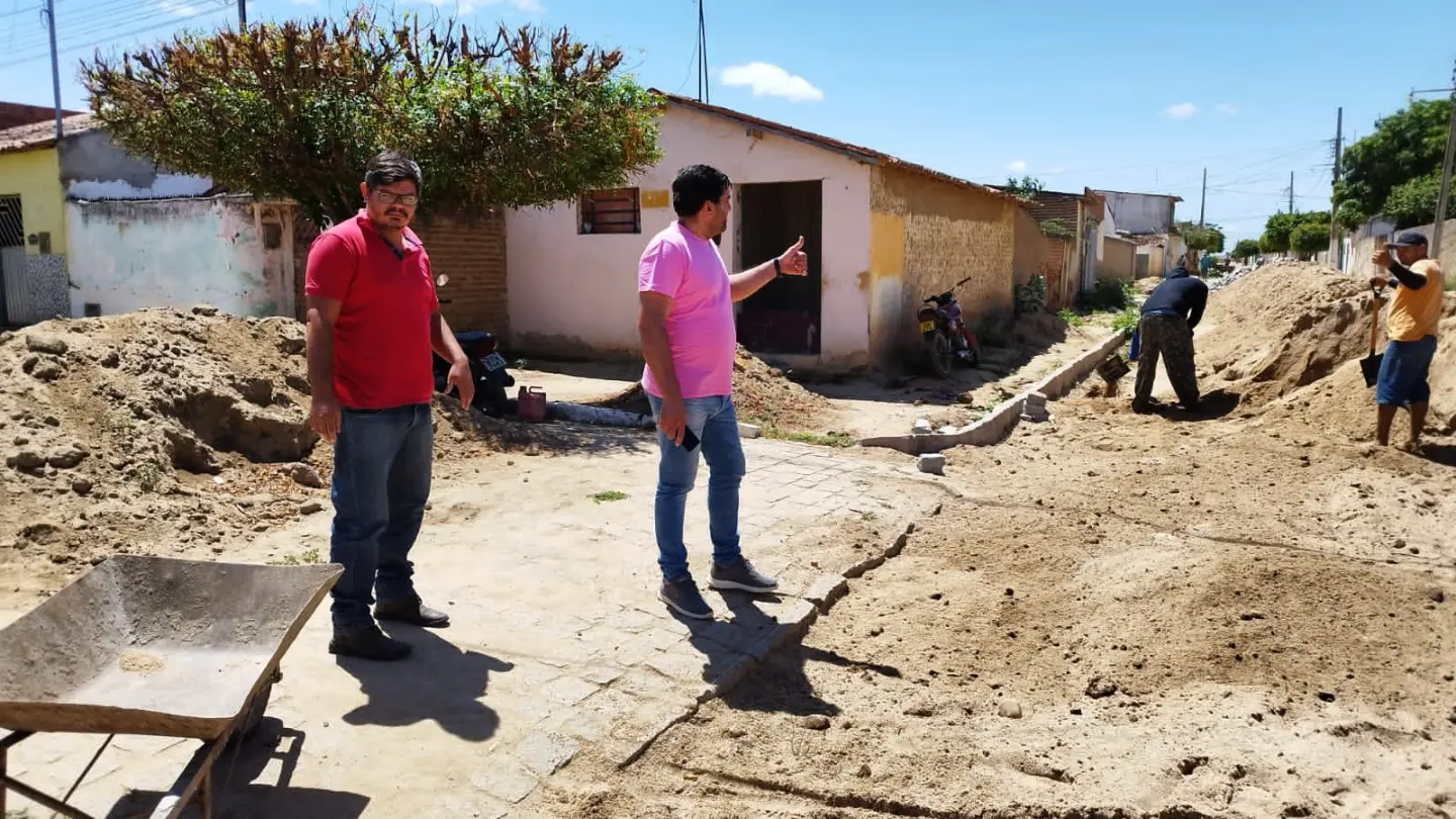 Prefeito Jarson visita obras de pavimentação da rua Paulo Batista