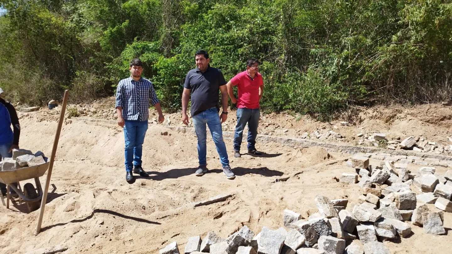 Prefeito Jarson acompanha obras de pavimentação da ladeira da Pedra D'água