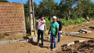 Prefeito Jarson acompanha obras de pavimentação de trecho da rua João Nilo Dantas