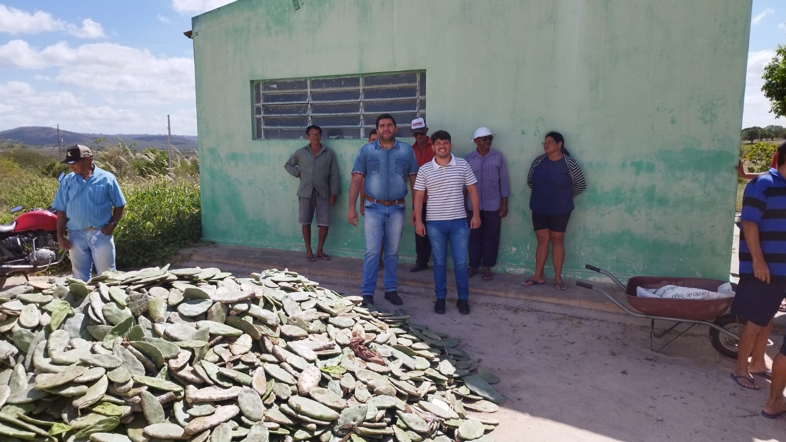 Prefeitura de Nova Floresta entrega raquetes de palma-forrageira na zona rural