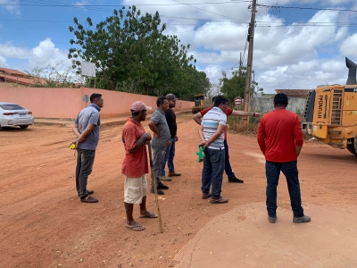 PREFEITURA INICIA AS OBRAS DE TERRAPLANAGEM NA RUA MANUEL JOÃO FILHO PARA PAVIMENTAÇÃO