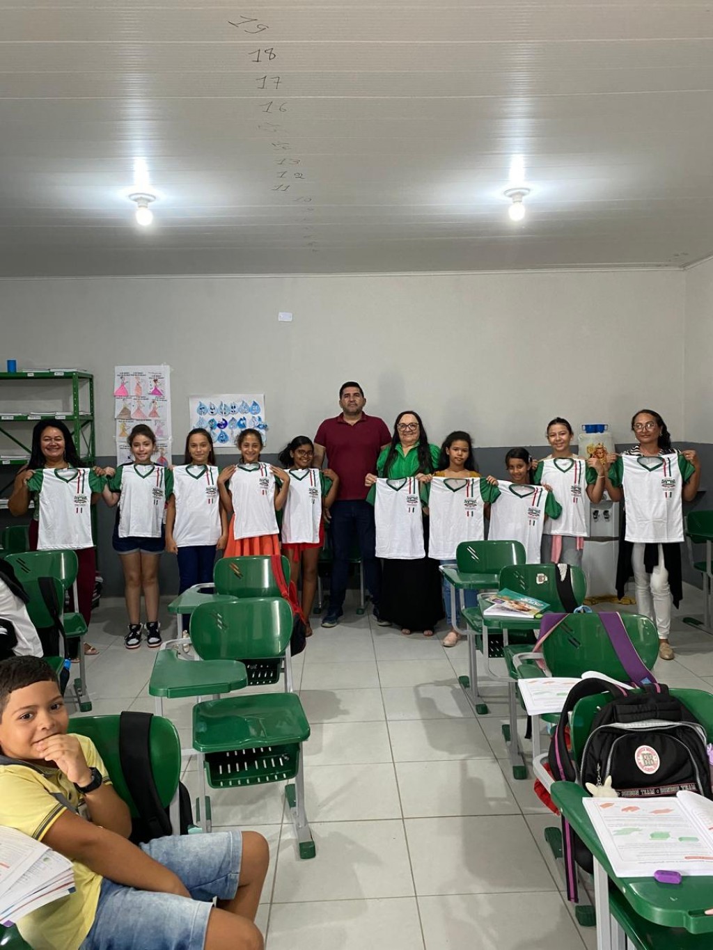 O Prefeito Jarson Santos, em Parceria com a Secretária de Educação Maria Aldenora realizaram a distribuição de Fardamentos para toda Rede Municipal.