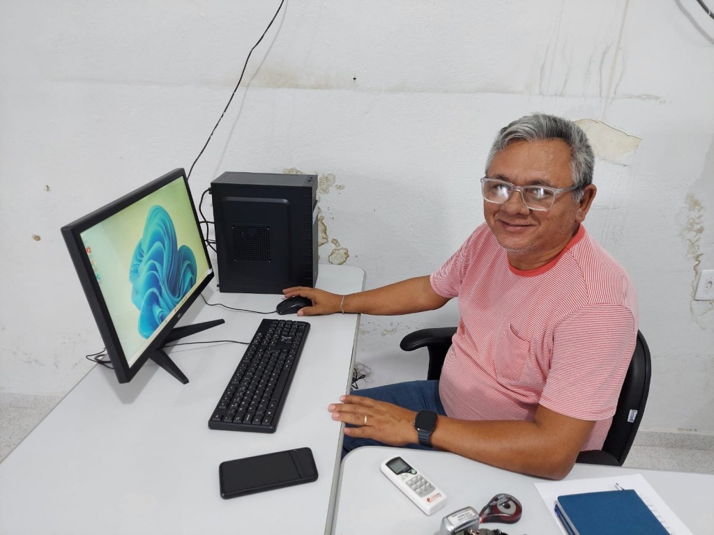 Prefeito Jarson Santos realiza entrega de equipamentos de informática para secretarias.