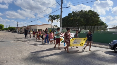 Usuários do SCFV visitam e decoram praça na campanha do Setembro Amarelo