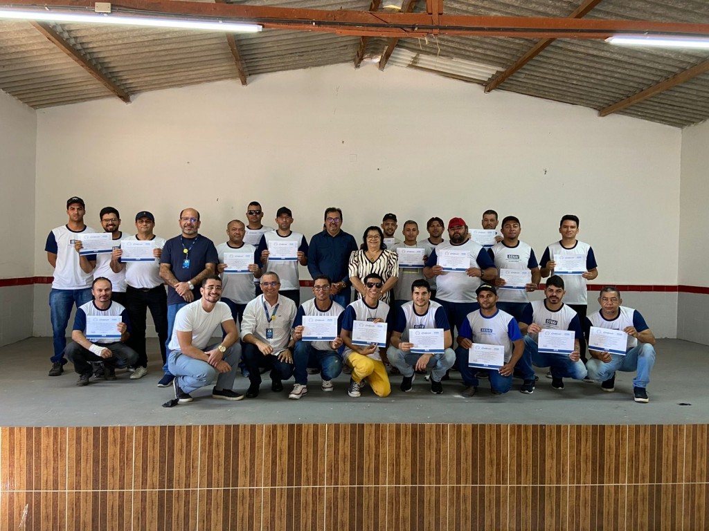 Prefeitura de Nova Floresta realiza entrega de Certificados de Conclusão de Curso Profissionalizante de Eletricista Predial em parceria com o SENAI