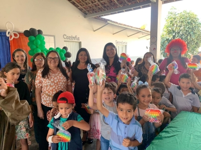 Prefeitura realiza entrega kits às crianças nas escolas da rede municipal de ensino.