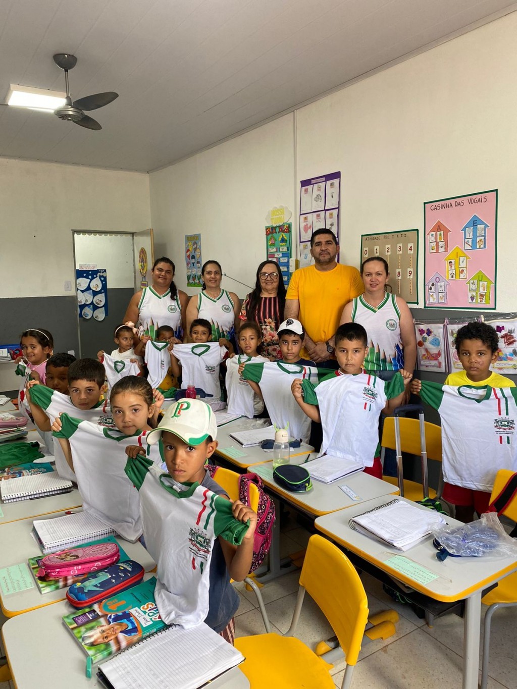 O Prefeito Jarson Santos, em Parceria com a Secretária de Educação Maria Aldenora realizaram a distribuição de Fardamentos para toda Rede Municipal.