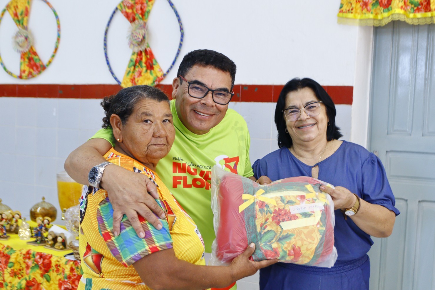 Idosas do CRAS recebem figurinos para apresentações juninas da programação de emancipação política
