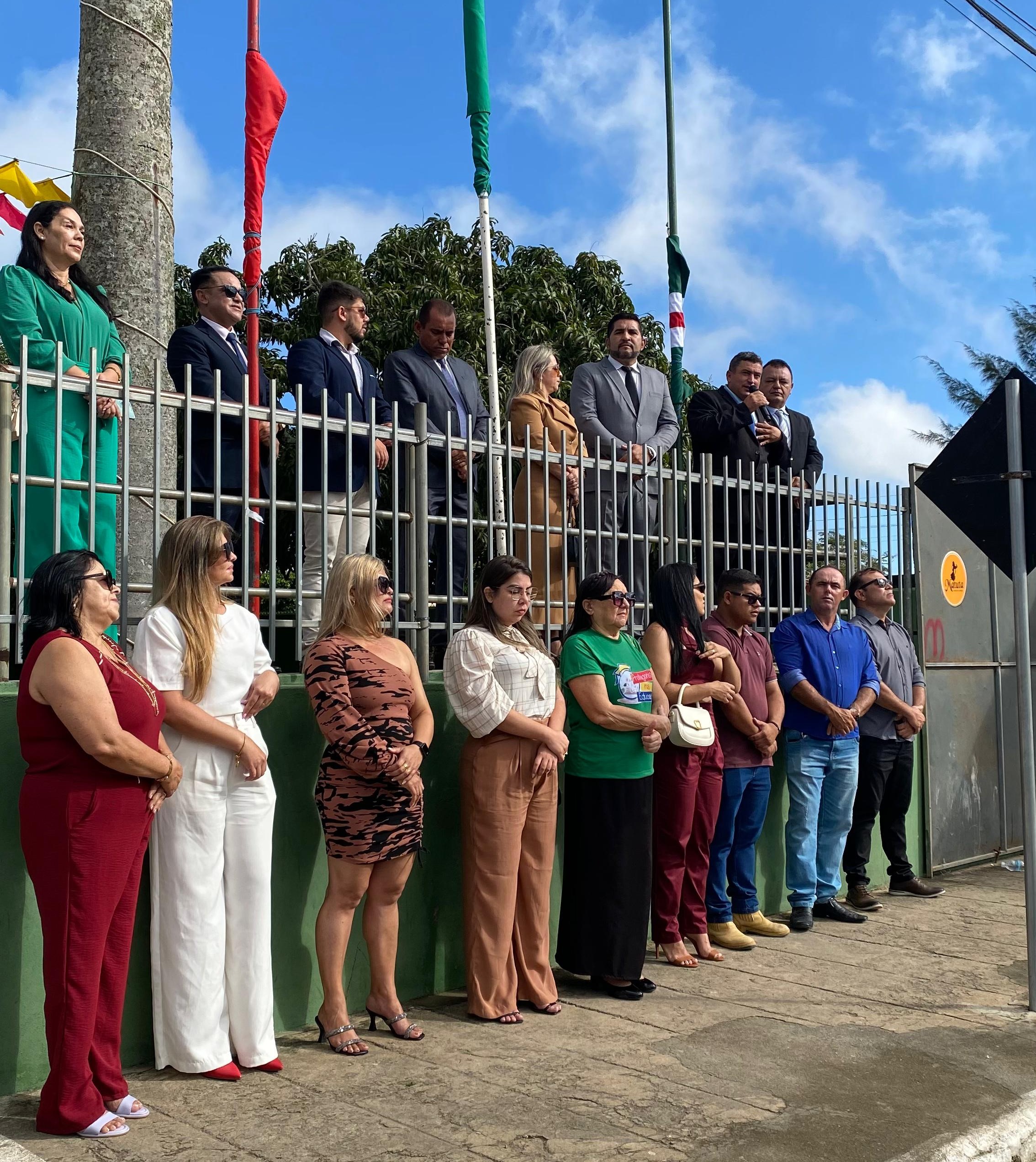 Hasteamento das Bandeiras e o Bolo de Emancipação