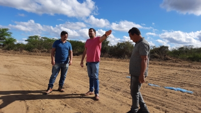 Prefeito Jarson visita terreno anexo para ampliação do Cemitério Público