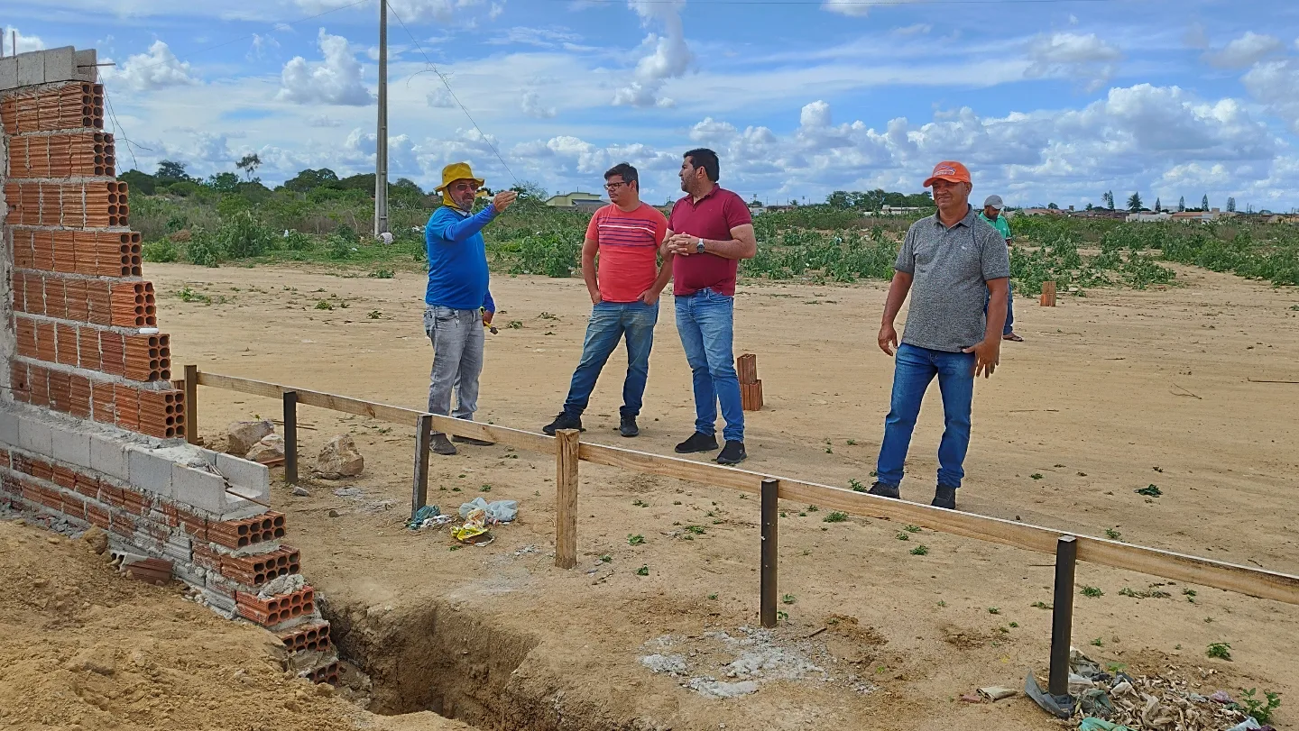 Prefeito Jarson acompanha obras de construção de novo Cemitério
