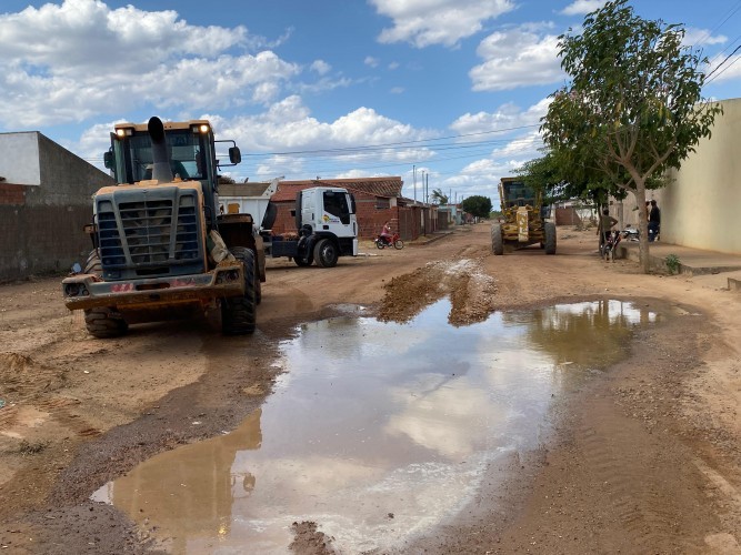 Prefeito Jarson Santos acompanha o inicio de mais uma obra de terraplanagem para pavimentação em paralelepípedo.