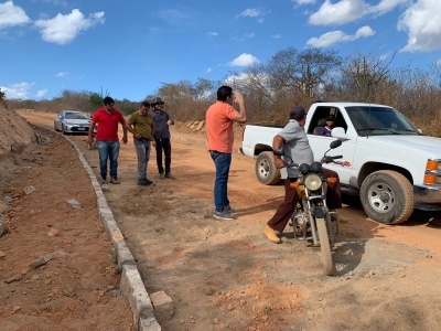 PREFEITURA RETOMA AS OBRAS DA LADEIRA DA PEDRA D'ÁGUA, NA ZONA RURAL.