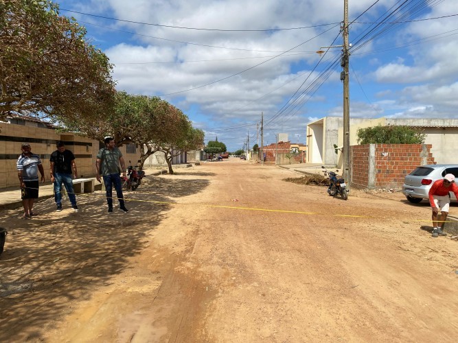 Prefeito Jarson Santos acompanha o inicio de mais uma obra de terraplanagem para pavimentação em paralelepípedo.