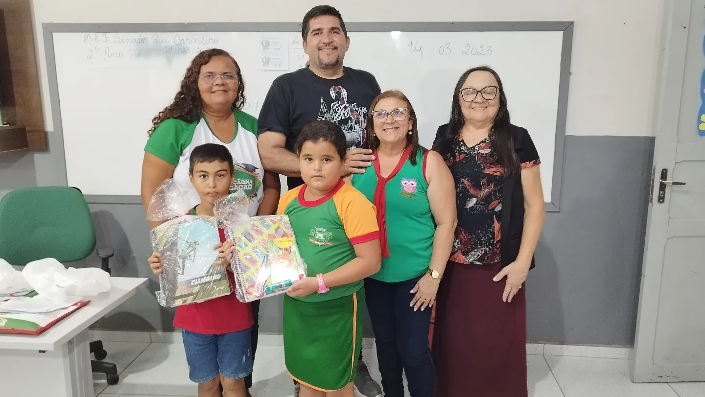 Alunos da Rede Municipal de Ensino recebem kits escolares
