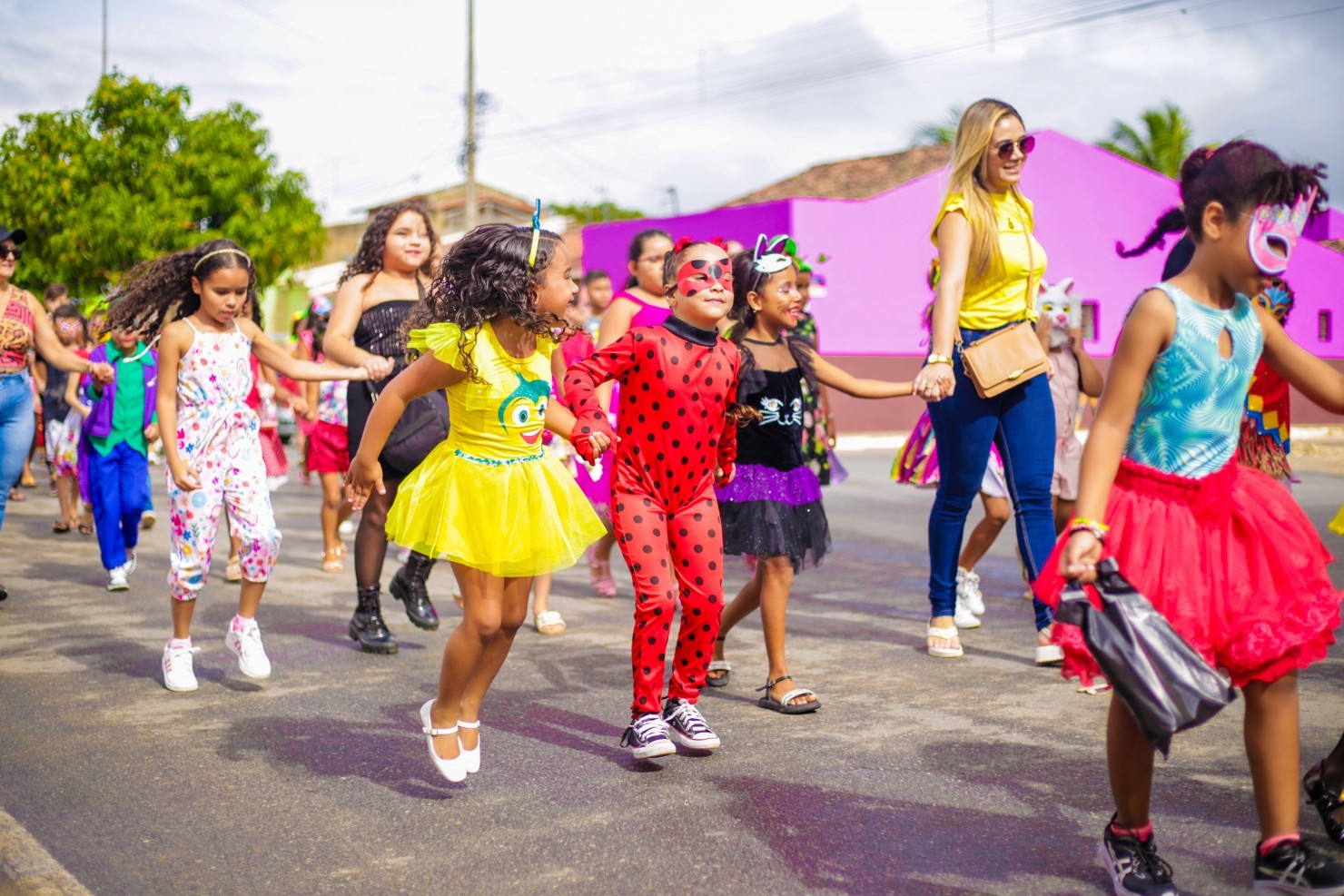 Bloco Escola Folia leva animação e alegria às ruas de Nova Floresta