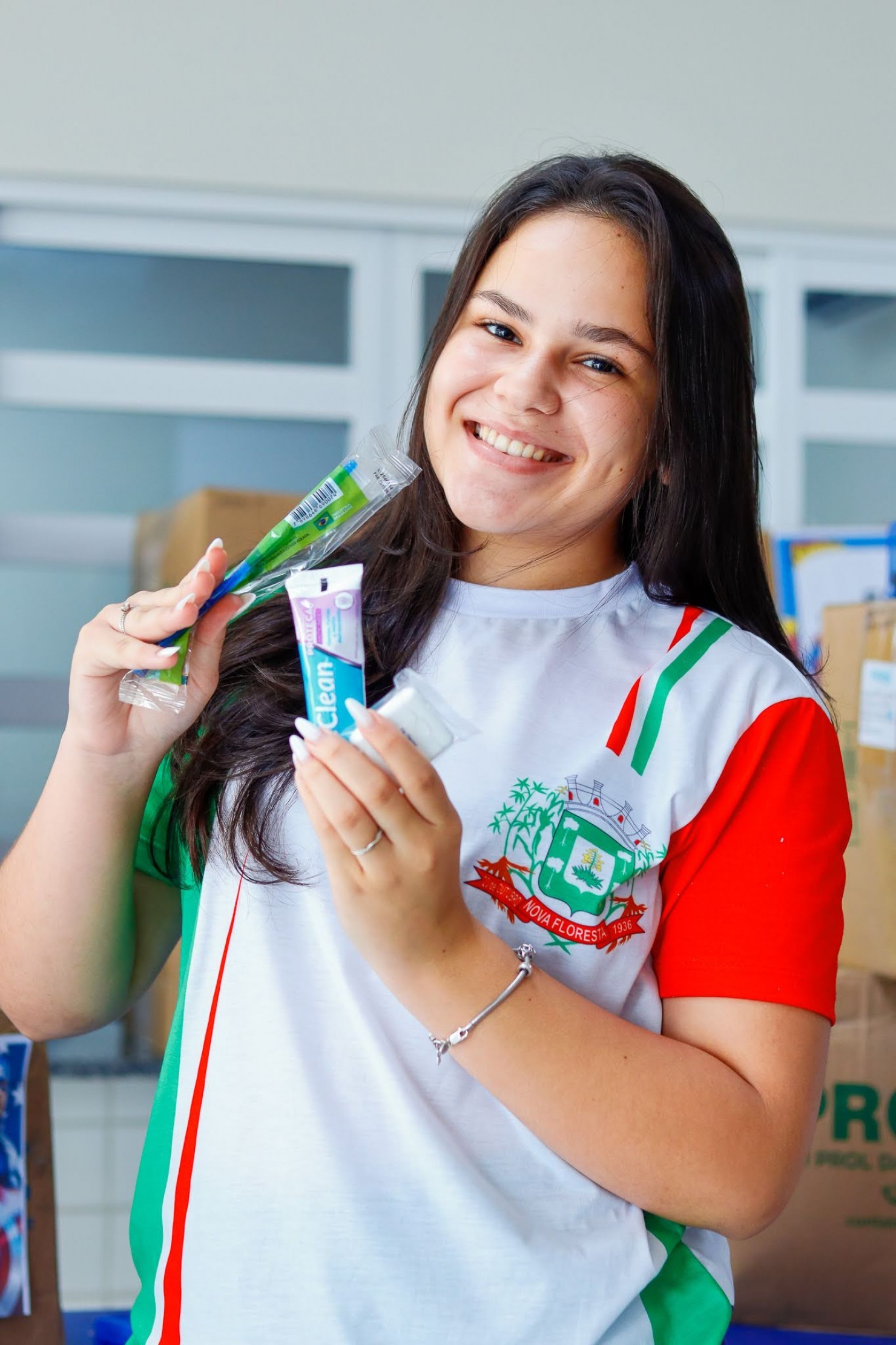 Secretaria de Educação realiza entrega de kits de higiene bucal para alunos da rede municipal