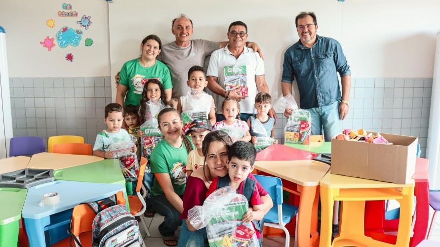Prefeito Iran Santos e secretário de Educação entregam materiais escolares para estudantes da rede municipal