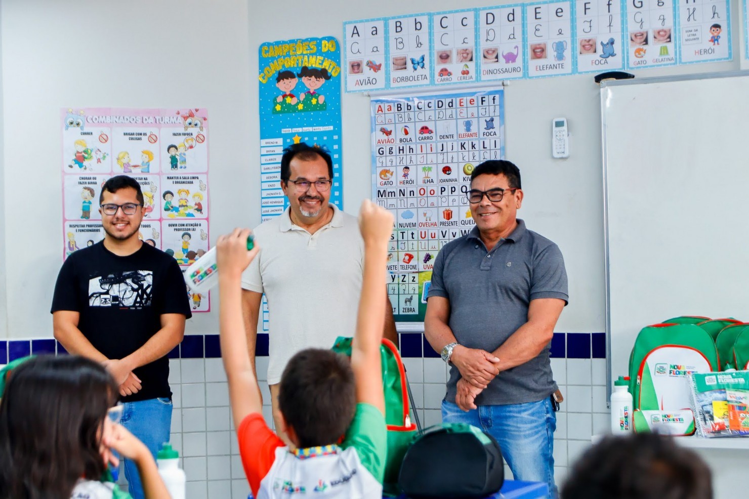 Prefeitura de Nova Floresta inicia distribuição de mais de 1.600 kits escolares para alunos da rede municipal