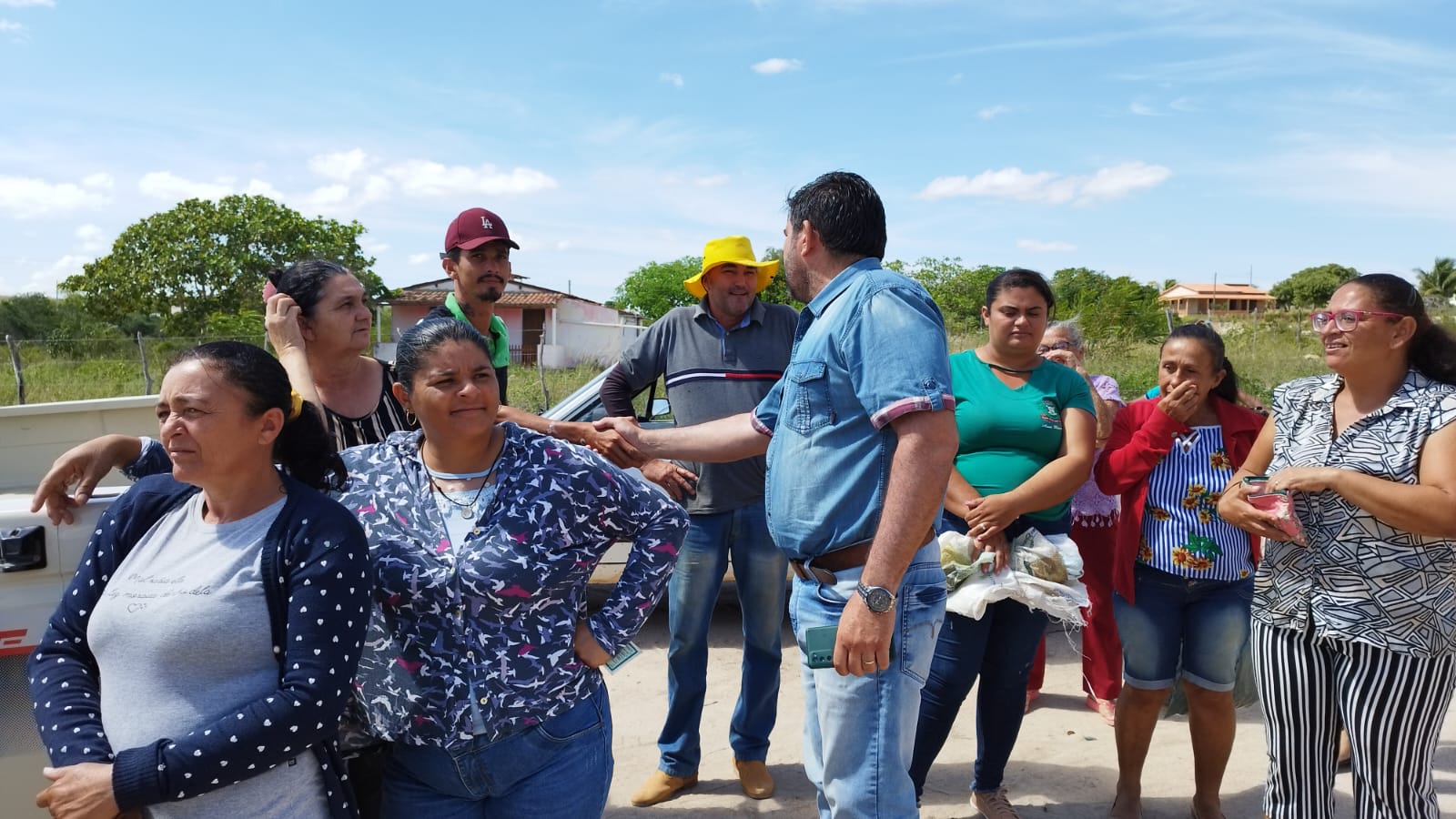 Prefeitura de Nova Floresta entrega raquetes de palma-forrageira na zona rural