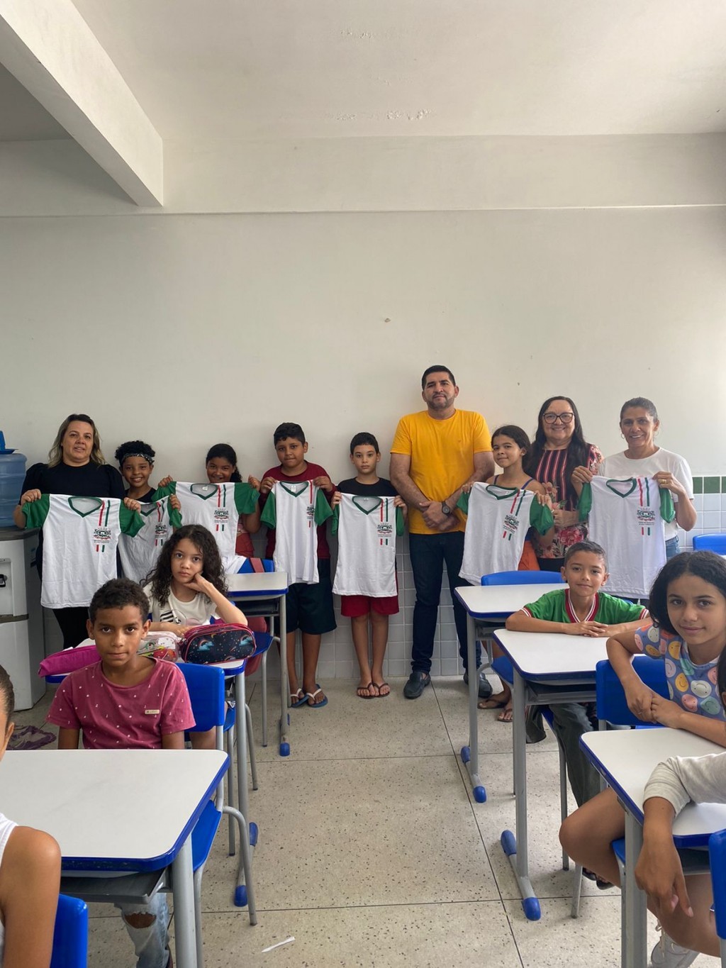 O Prefeito Jarson Santos, em Parceria com a Secretária de Educação Maria Aldenora realizaram a distribuição de Fardamentos para toda Rede Municipal.