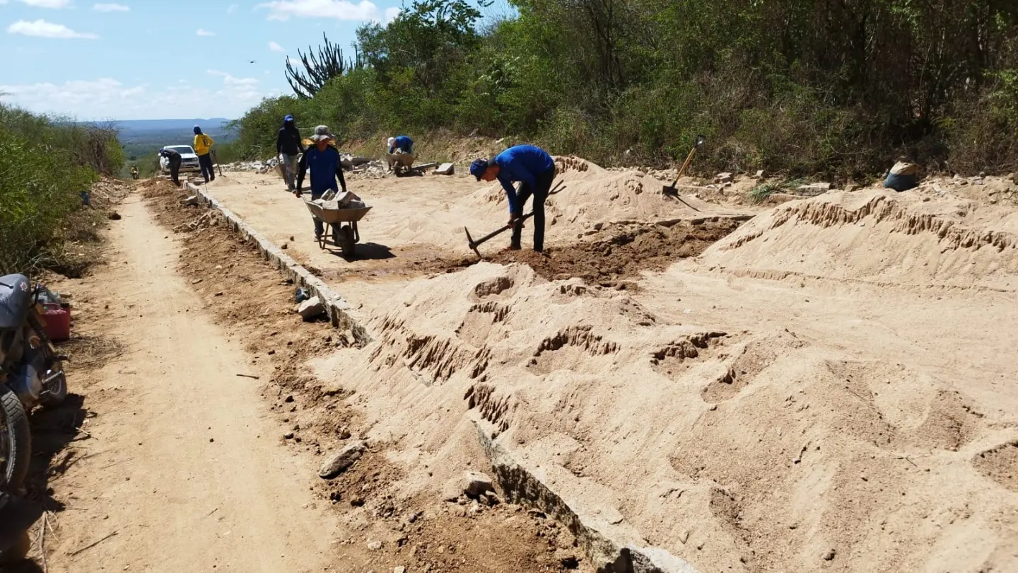 Prefeito Jarson acompanha obras de pavimentação da ladeira da Pedra D'água